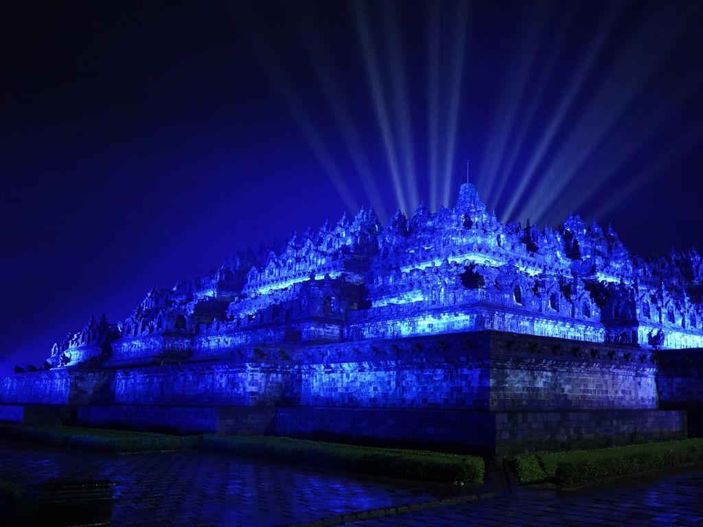 Monas hingga Borobudur Berwarna Biru Peringati Hari PBB Monas hingga Borobudur Berwarna Biru Peringati Hari PBB