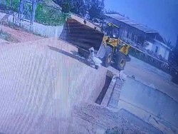 Pekerja Pabrik di Lampung Tengah Tewas Terlindas Alat Berat Pekerja Pabrik di Lampung Tengah Tewas Terlindas Alat Berat