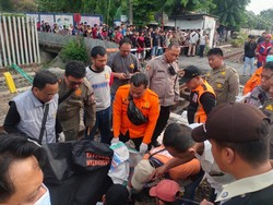 Pemotor Tewas Setelah Terserempet Kereta di Margorukun Surabaya Pemotor Tewas Setelah Terserempet Kereta di Margorukun Surabaya