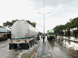 Ahmad Luthfi Terjunkan Seluruh OPD Tangani Banjir di Semarang & Demak Ahmad Luthfi Terjunkan Seluruh OPD Tangani Banjir di Semarang & Demak