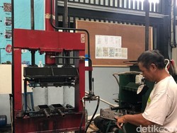 Melihat dari Dekat Pengolahan Paving Limbah Plastik di Palangka Raya