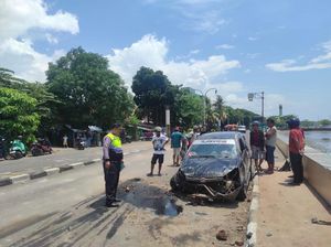 Mobil Terbalik Saat Salip Pemotor di Parepare, Sopir Luka-luka Mobil Terbalik Saat Salip Pemotor di Parepare, Sopir Luka-luka