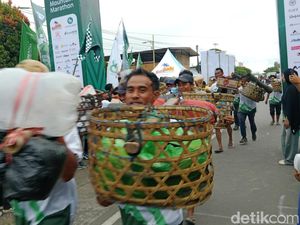 Porter Rinjani Lari Maraton Sambil Pikul Keranjang di Sembalun Mountain Festival Porter Rinjani Lari Maraton Sambil Pikul Keranjang di Sembalun Mountain Festival