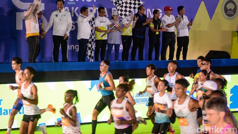 Gubernur DKI Jakarta Pramono Anung (ketiga kiri) bersama Ketua Pengurus Besar Persatuan Atletik Seluruh Indonesia (PASI) Luhut Binsar Pandjaitan (kedua kiri), Direktur Utama BNI Putrama Wahju Setyawan (keempat kiri), Komisaris BNI Vera Febyanthy (kelima kiri), Wakil Direktur Utama BNI Alexandra Askandar (kelima kana), Direktur Utama MRT Tuhiyat (ketiga kanan) dan Direktur Utama Kelompok Lari Anak Bangsa (KLAB) Dickie Widjaja (kiri) melepas peserta Wondr Jakarta Running Festival 2025 di Jakarta, Sabtu (25/10/2025). ANTARA FOTO/Putra M. Akbar Gubernur DKI Jakarta Pramono Anung (ketiga kiri) bersama Ketua Pengurus Besar Persatuan Atletik Seluruh Indonesia (PASI) Luhut Binsar Pandjaitan (kedua kiri), Direktur Utama BNI Putrama Wahju Setyawan (keempat kiri), Komisaris BNI Vera Febyanthy (kelima kiri), Wakil Direktur Utama BNI Alexandra Askandar (kelima kana), Direktur Utama MRT Tuhiyat (ketiga kanan) dan Direktur Utama Kelompok Lari Anak Bangsa (KLAB) Dickie Widjaja (kiri) melepas peserta Wondr Jakarta Running Festival 2025 di Jakarta, Sabtu (25/10/2025). ANTARA FOTO/Putra M. Akbar