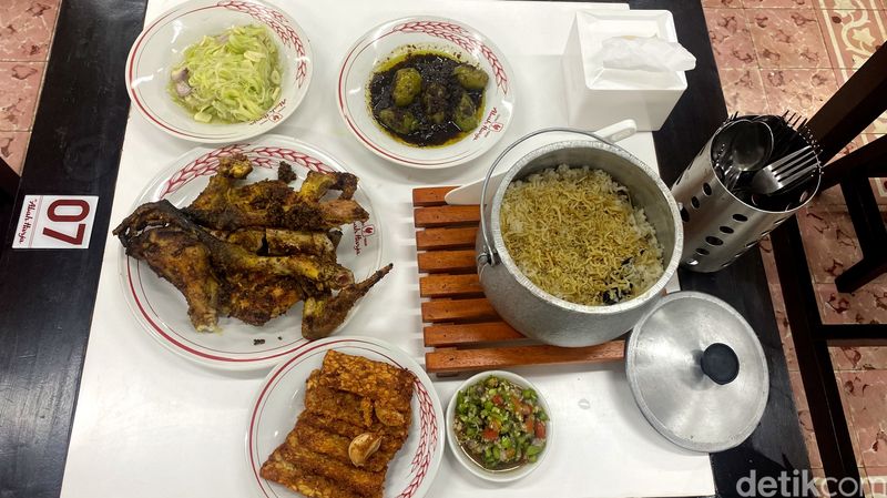 Sajian ayam bekakak bakar Rumah Makan Abah Harja.