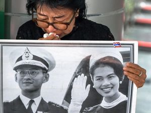 Warga Thailand Beri Penghormatan Terakhir untuk Ibu Suri Sirikit Warga Thailand Beri Penghormatan Terakhir untuk Ibu Suri Sirikit