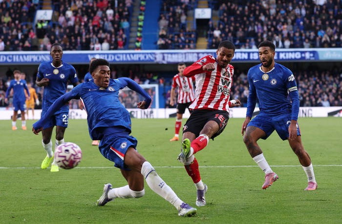 SOCCER-ENGLAND-CHE-SUN/ Soccer Football - Premier League - Chelsea v Sunderland - Stamford Bridge, London, Britain - October 25, 2025 Sunderlands Wilson Isidor shoots at goal REUTERS/David Klein EDITORIAL USE ONLY. NO USE WITH UNAUTHORIZED AUDIO, VIDEO, DATA, FIXTURE LISTS, CLUB/LEAGUE LOGOS OR LIVE SERVICES. ONLINE IN-MATCH USE LIMITED TO 120 IMAGES, NO VIDEO EMULATION. NO USE IN BETTING, GAMES OR SINGLE CLUB/LEAGUE/PLAYER PUBLICATIONS. PLEASE CONTACT YOUR ACCOUNT REPRESENTATIVE FOR FURTHER DETAILS..