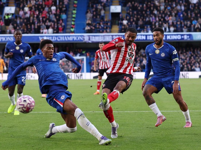 Soccer Football - Premier League - Chelsea v Sunderland - Stamford Bridge, London, Britain - October 25, 2025 Sunderland's Wilson Isidor shoots at goal REUTERS/David Klein EDITORIAL USE ONLY. NO USE WITH UNAUTHORIZED AUDIO, VIDEO, DATA, FIXTURE LISTS, CLUB/LEAGUE LOGOS OR 'LIVE' SERVICES. ONLINE IN-MATCH USE LIMITED TO 120 IMAGES, NO VIDEO EMULATION. NO USE IN BETTING, GAMES OR SINGLE CLUB/LEAGUE/PLAYER PUBLICATIONS. PLEASE CONTACT YOUR ACCOUNT REPRESENTATIVE FOR FURTHER DETAILS..