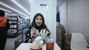 Potret Tiara Andini Saat Nongkrong di Kafe Dessert dan Minimarket