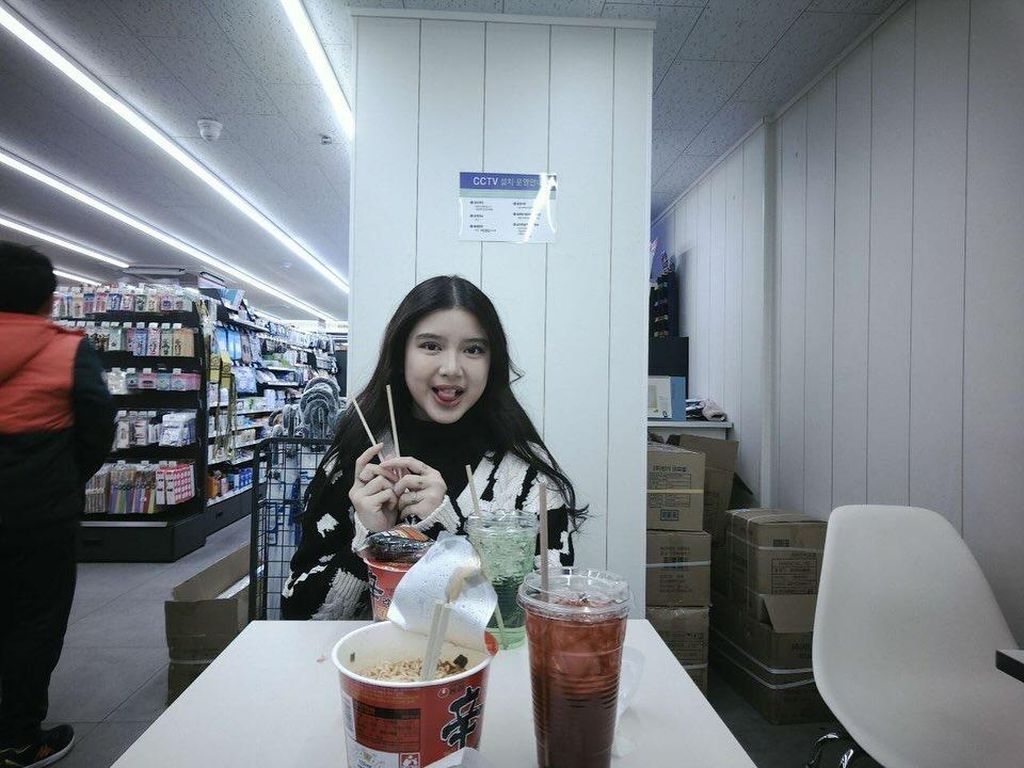 Potret Tiara Andini Saat Nongkrong di Kafe Dessert dan Minimarket Potret Tiara Andini Saat Nongkrong di Kafe Dessert dan Minimarket