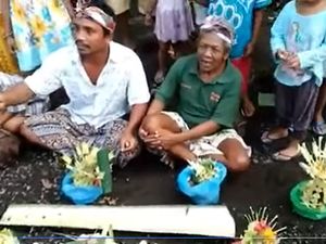 Gocek Taluh, Tradisi Mengadu Telur Rakyat Bali yang Sarat Makna Gocek Taluh, Tradisi Mengadu Telur Rakyat Bali yang Sarat Makna
