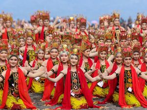 1.300 Penari Kolosal Warnai Festival Gandrung Sewu 2025 di Banyuwangi