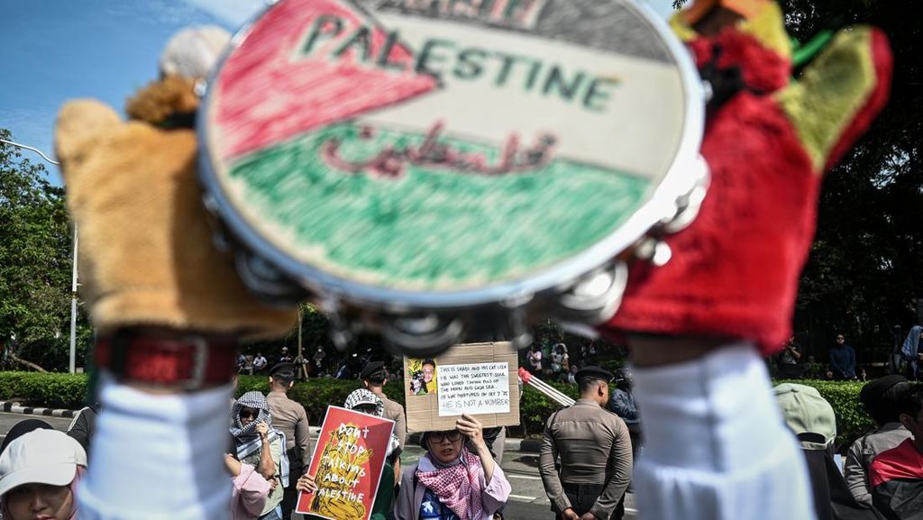Aksi Solidaritas untuk Palestina Warnai Depan Kedubes AS di Jakarta Aksi Solidaritas untuk Palestina Warnai Depan Kedubes AS di Jakarta