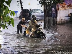 Hujan 2 Jam, Sejumlah Ruas Jalan di Kota Minyak Bojonegoro Banjir Hujan 2 Jam, Sejumlah Ruas Jalan di Kota Minyak Bojonegoro Banjir