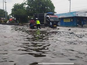 Banjir di Genuk Semarang Tersisa di Beberapa Titik, Ketinggian 15-50 Cm Banjir di Genuk Semarang Tersisa di Beberapa Titik, Ketinggian 15-50 Cm
