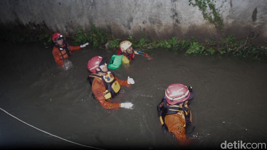 Bocah Terseret Arus Kanal Pamulang, Petugas Gabungan Gencarkan Pencarian Bocah Terseret Arus Kanal Pamulang, Petugas Gabungan Gencarkan Pencarian