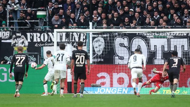 Borussia Moenchengladbach v Bayern Munich Soccer Football - Bundesliga - Borussia Moenchengladbach v Bayern Munich - Borussia-Park, Moenchengladbach, Germany - October 25, 2025 Borussia Moenchengladbach's Kevin Stoger misses a penalty REUTERS/Leon Kuegeler DFL REGULATIONS PROHIBIT ANY USE OF PHOTOGRAPHS AS IMAGE SEQUENCES AND/OR QUASI-VIDEO.