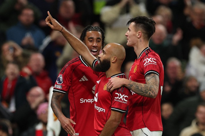 Soccer Football - Premier League - Manchester United v Brighton & Hove Albion - Old Trafford, Manchester, Britain - October 25, 2025  Manchester Uniteds Bryan Mbeumo celebrates scoring their third goal with Manchester Uniteds Benjamin Sesko and Manchester Uniteds Leny Yoro REUTERS/Phil Noble EDITORIAL USE ONLY. NO USE WITH UNAUTHORIZED AUDIO, VIDEO, DATA, FIXTURE LISTS, CLUB/LEAGUE LOGOS OR LIVE SERVICES. ONLINE IN-MATCH USE LIMITED TO 120 IMAGES, NO VIDEO EMULATION. NO USE IN BETTING, GAMES OR SINGLE CLUB/LEAGUE/PLAYER PUBLICATIONS. PLEASE CONTACT YOUR ACCOUNT REPRESENTATIVE FOR FURTHER DETAILS..