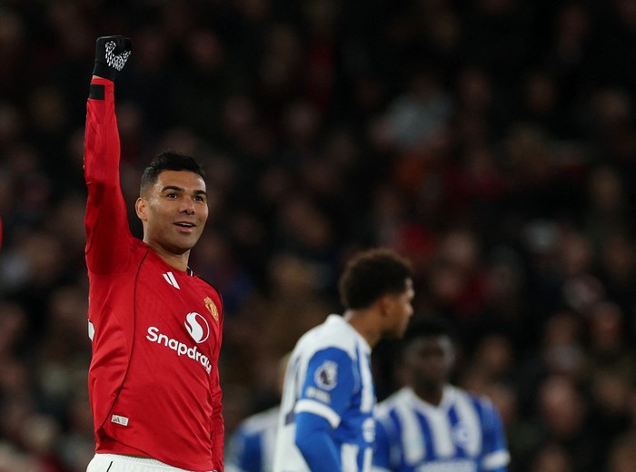 Soccer Football - Premier League - Manchester United v Brighton & Hove Albion - Old Trafford, Manchester, Britain - October 25, 2025  Manchester United's Casemiro celebrates scoring their second goal REUTERS/Phil Noble EDITORIAL USE ONLY. NO USE WITH UNAUTHORIZED AUDIO, VIDEO, DATA, FIXTURE LISTS, CLUB/LEAGUE LOGOS OR 'LIVE' SERVICES. ONLINE IN-MATCH USE LIMITED TO 120 IMAGES, NO VIDEO EMULATION. NO USE IN BETTING, GAMES OR SINGLE CLUB/LEAGUE/PLAYER PUBLICATIONS. PLEASE CONTACT YOUR ACCOUNT REPRESENTATIVE FOR FURTHER DETAILS..