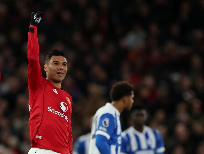 Soccer Football - Premier League - Manchester United v Brighton & Hove Albion - Old Trafford, Manchester, Britain - October 25, 2025  Manchester United's Casemiro celebrates scoring their second goal REUTERS/Phil Noble EDITORIAL USE ONLY. NO USE WITH UNAUTHORIZED AUDIO, VIDEO, DATA, FIXTURE LISTS, CLUB/LEAGUE LOGOS OR 'LIVE' SERVICES. ONLINE IN-MATCH USE LIMITED TO 120 IMAGES, NO VIDEO EMULATION. NO USE IN BETTING, GAMES OR SINGLE CLUB/LEAGUE/PLAYER PUBLICATIONS. PLEASE CONTACT YOUR ACCOUNT REPRESENTATIVE FOR FURTHER DETAILS..