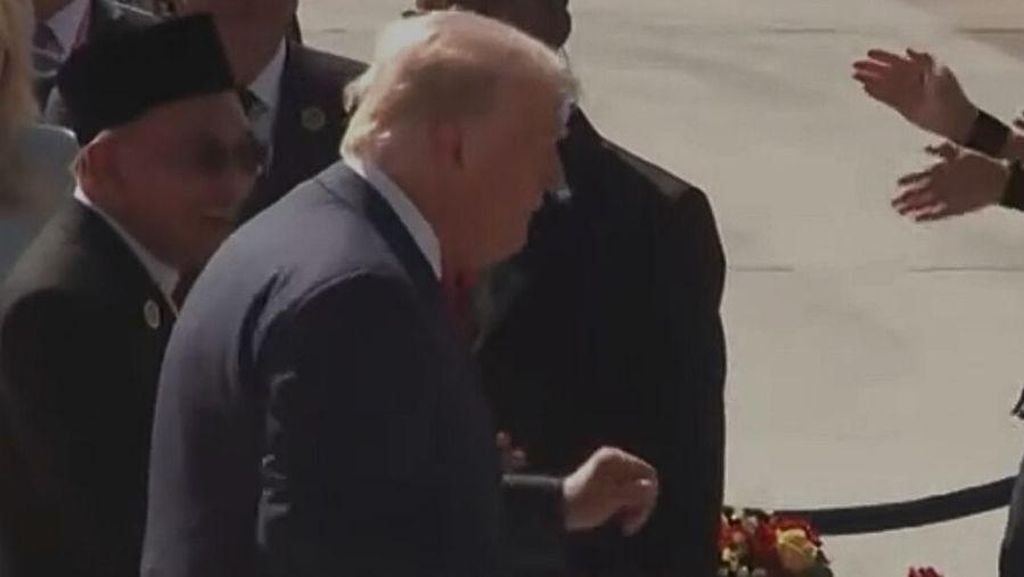 Video Trump Joget Tipis-tipis Saat Tiba di Malaysia Hadiri KTT ASEAN Video Trump Joget Tipis-tipis Saat Tiba di Malaysia Hadiri KTT ASEAN