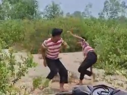 Viral 2 Remaja di Bangkalan Berkaus Loreng Merah-Putih Duel Tangan Kosong