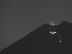 Gunung Semeru Kembali Erupsi, Lava Pijar Meluncur 2,5 Kilometer Gunung Semeru Kembali Erupsi, Lava Pijar Meluncur 2,5 Kilometer