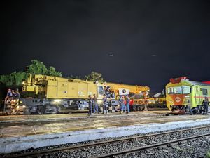 Evakuasi KA Purwojaya Selesai, Jalur Kedunggedeh Kembali Normal Evakuasi KA Purwojaya Selesai, Jalur Kedunggedeh Kembali Normal