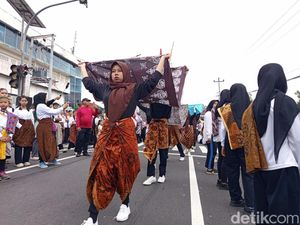 Potret Ribuan Orang Berbatik Flashmob di Alun-alun Magelang Potret Ribuan Orang Berbatik Flashmob di Alun-alun Magelang