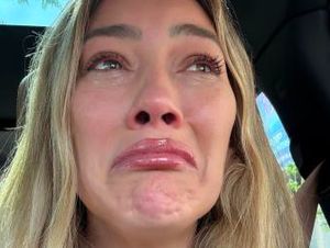 Hilary Duff Nangis Tumpahkan Kopi ke Tas Branded Sampai Telepon Suami Hilary Duff Nangis Tumpahkan Kopi ke Tas Branded Sampai Telepon Suami