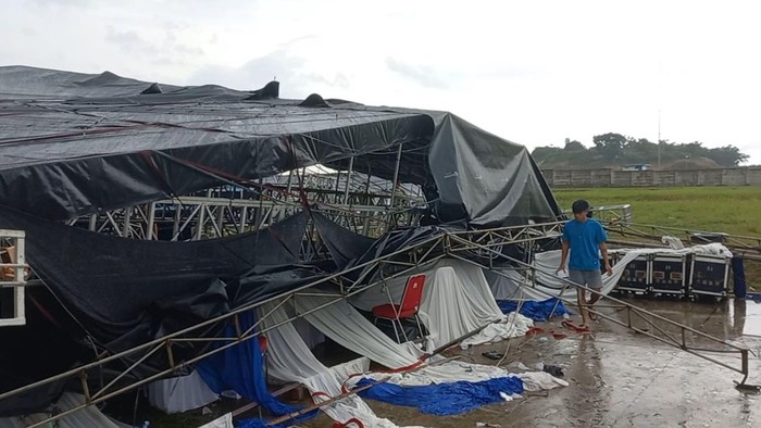 Hujan deras dan angin kencang menyebabkan panggung dan tenda ambruk di Gunungsindur Expo, Bogor. (dok.istimewa)