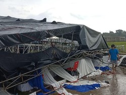 Momen Tenda-Panggung Ambruk Diterpa Angin di Bogor, Warga Teriak Histeris