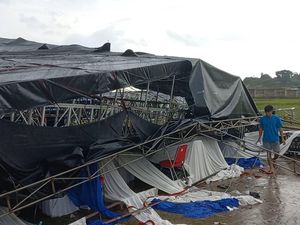 Momen Tenda-Panggung Ambruk Diterpa Angin di Bogor, Warga Teriak Histeris Momen Tenda-Panggung Ambruk Diterpa Angin di Bogor, Warga Teriak Histeris