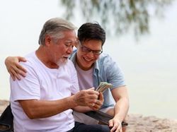 Bolehkah Sedekah Subuh Diberikan ke Orang Tua Sendiri?