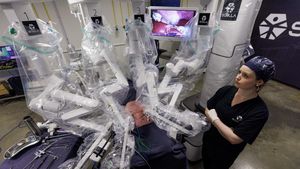 Intip Dokter Lakukan Operasi Robotik Pertama dari Ribuan Kilometer via Internet