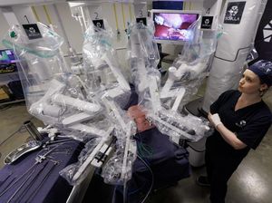 Intip Dokter Lakukan Operasi Robotik Pertama dari Ribuan Kilometer via Internet