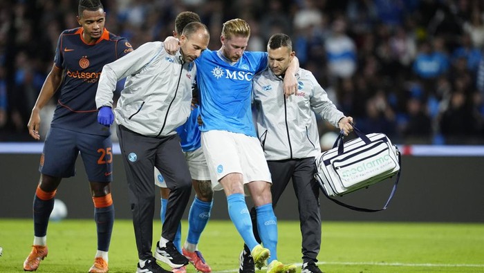 Kevin De Bruyne Soccer Football - Serie A - Napoli v Inter Milan - Stadio Diego Armando Maradona, Naples, Italy - October 25, 2025 Napolis Kevin De Bruyne is substituted after sustaining an injury while scoring their first goal from the penalty spot REUTERS/Matteo Ciambelli