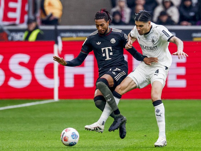 kevin diks michael olise borussia moenchengladbach vs bayern munich bundesliga liga jerman MΓΆnchengladbach, Germany - October 25: Michael Olise of FC Bayern MΓΌnchen and Kevin Diks of Borussia MΓΆnchengladbach battle for the ball during the Bundesliga match between Borussia MΓΆnchengladbach and FC Bayern MΓΌnchen at Stadion im Borussia-Park on October 25, 2025 in MΓΆnchengladbach, Germany. (Photo by Marcel ter Bals/DeFodi Images/DeFodi via Getty Images)