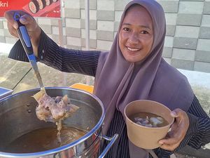 Cuma Rp 15 Ribu Seporsi, Warga Serbu Lontong Kikil Tanpa Tulang di Mataram Cuma Rp 15 Ribu Seporsi, Warga Serbu Lontong Kikil Tanpa Tulang di Mataram