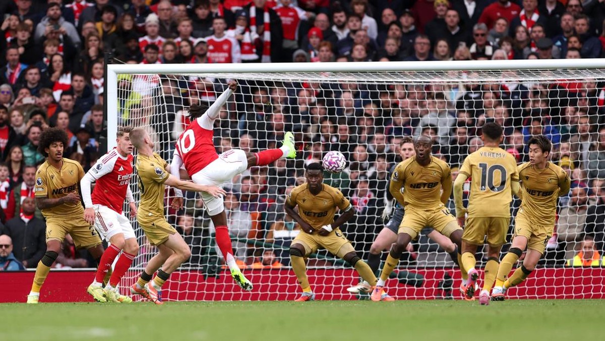 Momen gol Eze. (Foto: Getty Images/Alex Pantling)