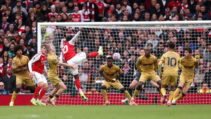 Liga Inggris LONDON, ENGLAND - OCTOBER 26: Eberechi Eze of Arsenal scores his teams first goal during the Premier League match between Arsenal and Crystal Palace at Emirates Stadium on October 26, 2025 in London, England. (Photo by Alex Pantling/Getty Images)
