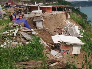 Longsor di Sine Tulungagung, 2 Warung Hancur Longsor di Sine Tulungagung, 2 Warung Hancur