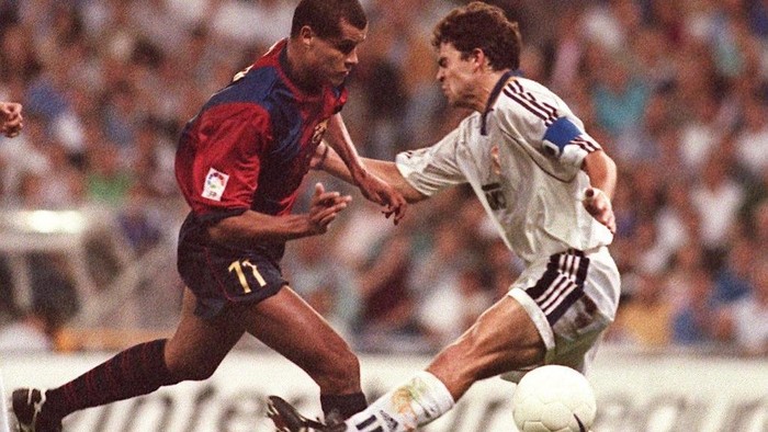 Manuel Sanchis, Real Madrid, Barcelona Brazilian of FC Barcelona Rivaldo (L) and Spanish Captain of Real Madrid, Manuel Sanchis ,fight for the ball during the Spanish league soccer match 19 September in Madrid's Bernabeu stadium. The match ended with a 2-2 draw. (Photo by DOMINIQUE FAGET / AFP)