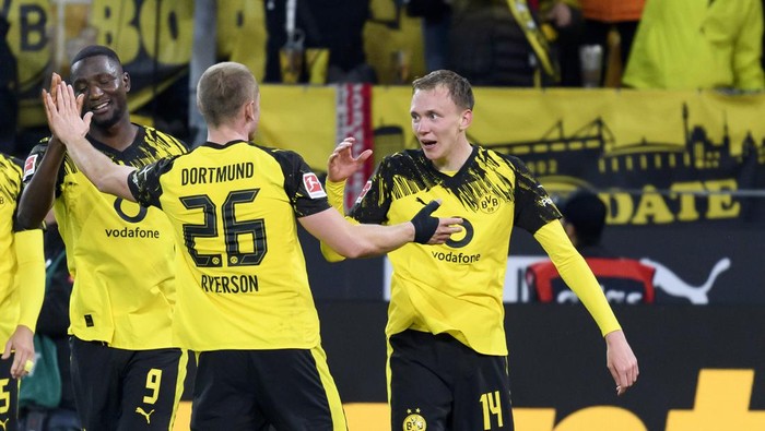 maximilian beier liga jerman bundesliga borussia dortmund vs fc cologne Dortmund, Germany - October 25: Maximilian Beier of Borussia Dortmund celebrates after scoring his teams first goal during the Bundesliga match between Borussia Dortmund and 1. FC KΓΆln at Signal Iduna Park on October 25, 2025 in Dortmund, Germany. (Photo by Max Maiwald/DeFodi Images/DeFodi via Getty Images)