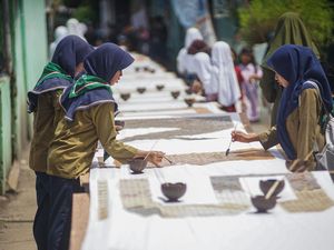 Membatik di Kain 116 Meter Rayakan 16 Tahun Batik diakui UNESCO Membatik di Kain 116 Meter Rayakan 16 Tahun Batik diakui UNESCO