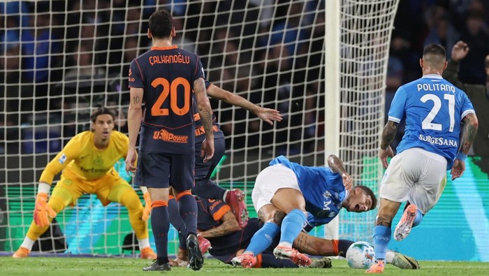 Napoli vs Inter Milan Soccer Football - Serie A - Napoli v Inter Milan - Stadio Diego Armando Maradona, Naples, Italy - October 25, 2025 Inter Milans Henrikh Mkhitaryan concedes a penalty against Napolis Giovanni Di Lorenzo REUTERS/Ciro De Luca
