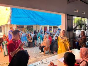 Gubernur Sulsel Salurkan Bantuan untuk 387 Eks Penderita Kusta di Makassar