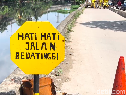 Video Jalan Tinggi Sebelah di Jakut yang kerap Sebabkan Mobil Terperosok