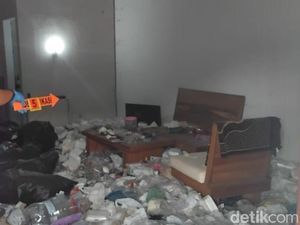 Mayat Pria Ditemukan dalam Kamar Penuh Sampah di Pati Mayat Pria Ditemukan dalam Kamar Penuh Sampah di Pati