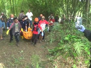 Mayat Pria Misterius Ditemukan Membusuk di Sungai Cikao Purwakarta Mayat Pria Misterius Ditemukan Membusuk di Sungai Cikao Purwakarta